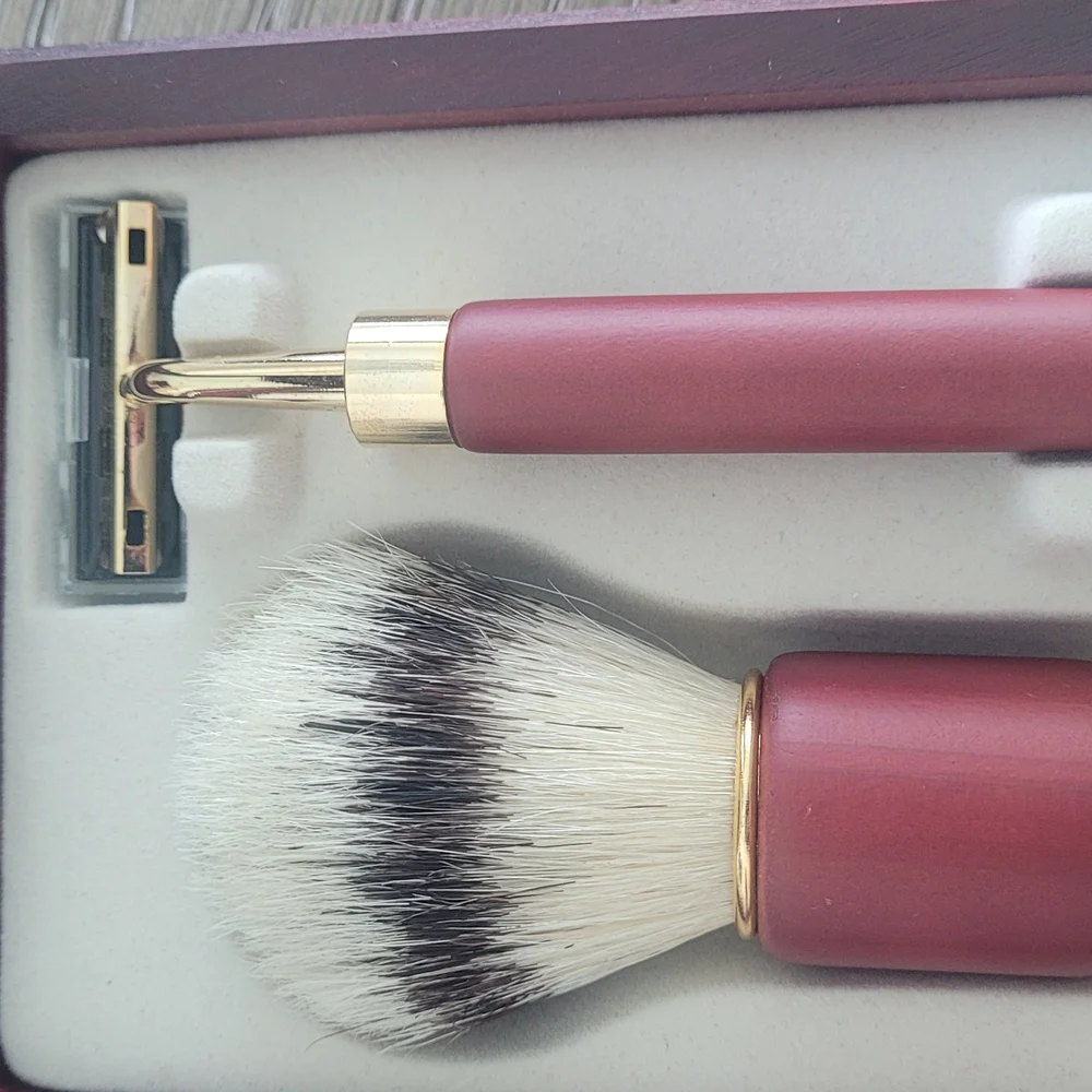 Luxury Shaving Set with Gold Accents - Picture 2 of 4
